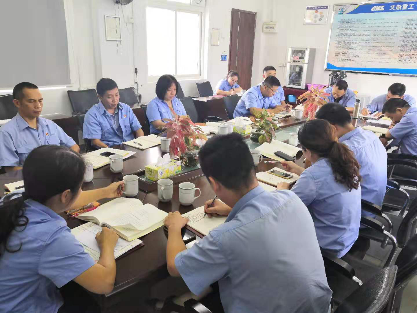 公司組織開展“不忘初心、牢記使命”主題教育集中學習研討