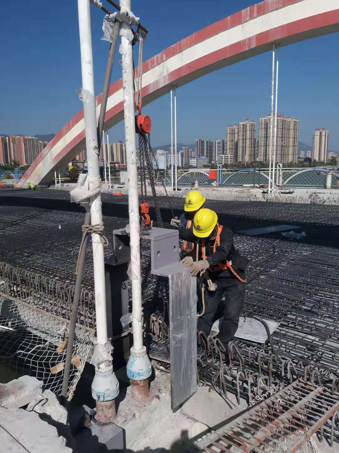 清遠大橋維修加固項目首吊順利完成