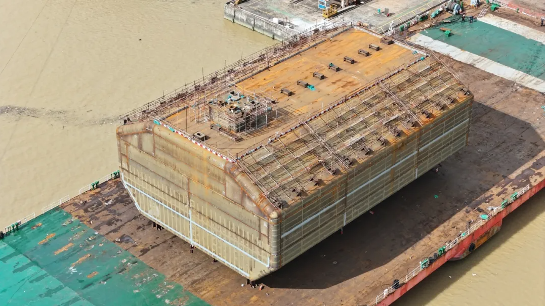 智慧與汗水鑄就里程碑——公司首個A艙完成頂升裝船發運！